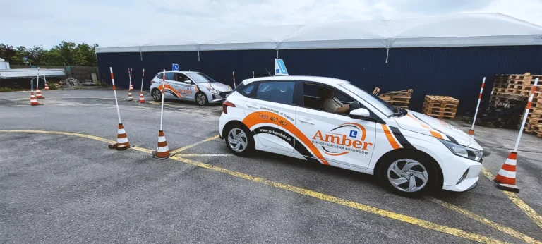 Driving school – AMBER Driver Training Center in Slupsk – Maneuvering Square – Driving lessons before the driving test. Hundai i20 vehicle. Instructor Jarosław Walczynski