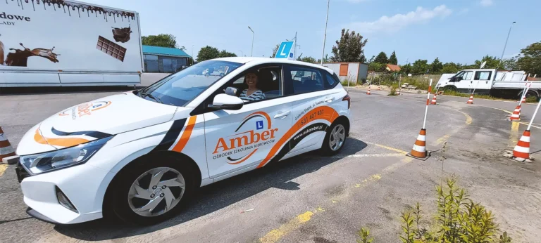 Driving school – AMBER Driver Training Center in Slupsk – Maneuvering Square – Driving lessons before the driving test. Hundai i20 vehicle. Instructor Jarosław Walczynski