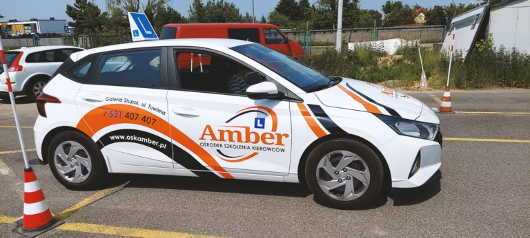 Driving school – AMBER Driver Training Center in Slupsk – Maneuvering Square – Driving lessons before the driving test. Hundai i20 vehicle. Instructor Jarosław Walczynski