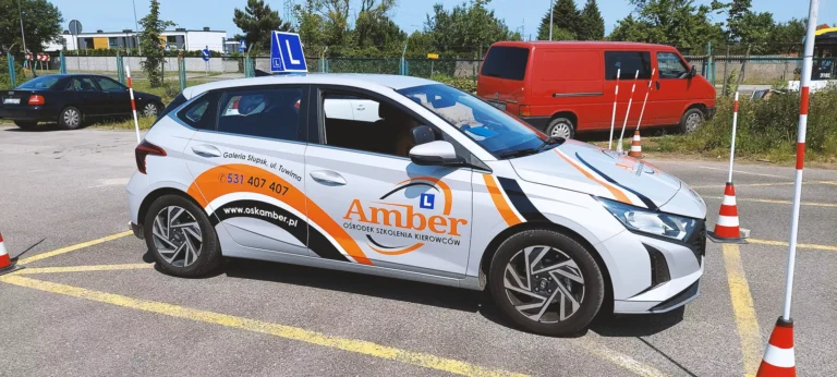 Driving school – AMBER Driver Training Center in Slupsk – Maneuvering Square – Driving lessons before the driving test. Hundai i20 vehicle. Instructor Jarosław Walczynski