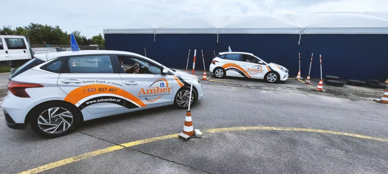 Driving school – AMBER Driver Training Center in Slupsk – Maneuvering Square – Driving lessons before the driving test. Hundai i20 vehicle. Instructor Jarosław Walczynski