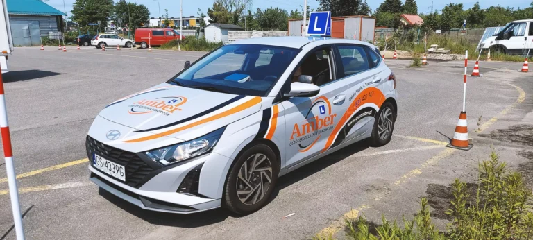 Автошкола – Центр підготовки водіїв AMBER у Слупську – Площа маневрування – Уроки водіння перед іспитом. Автомобіль Hundai i20. Інструктор Ярослав Вальчинський.
