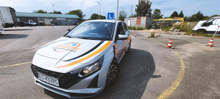 Driving school – AMBER Driver Training Center in Slupsk – Maneuvering Square – Driving lessons before the driving test. Hundai i20 vehicle. Instructor Jarosław Walczynski