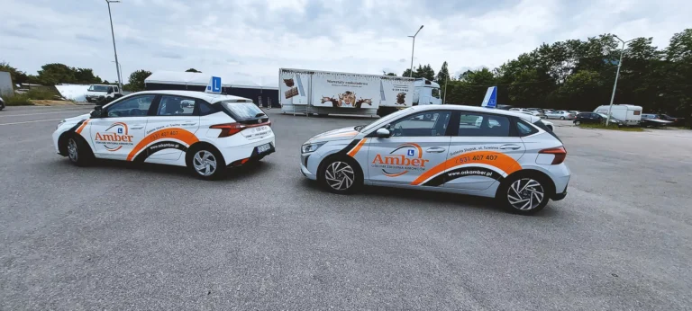 Driving school – AMBER Driver Training Center in Slupsk – Maneuvering Square – Driving lessons before the driving test. Hundai i20 vehicle. Instructor Jarosław Walczynski