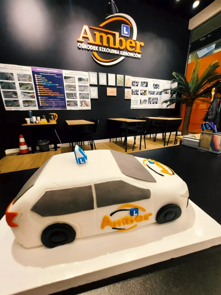 Наша студентка Пауліна, успішно пройшовши навчання та склавши іспити, спекла нам чудовий та смачний торт – OSK AMBER.